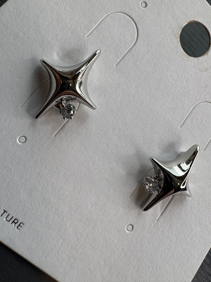 Mini diamond star shaped earrings