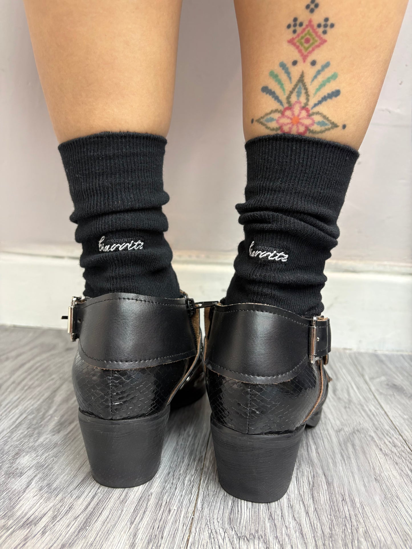 Eyelet X buckles pointy leather shoes