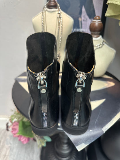 Pointy back zip short boot