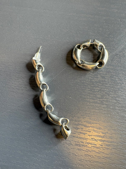 Clasp earrings