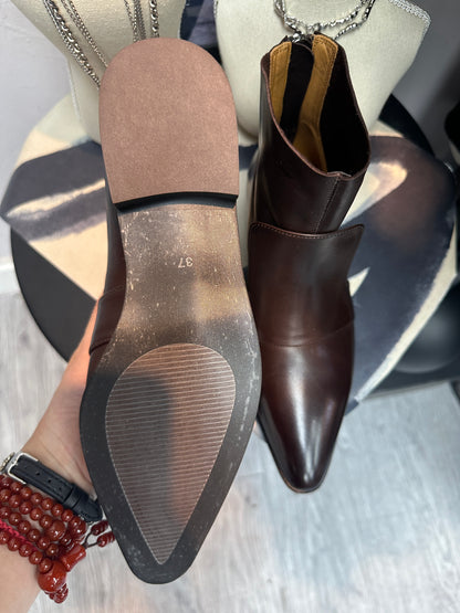 Pointy back zip short boot