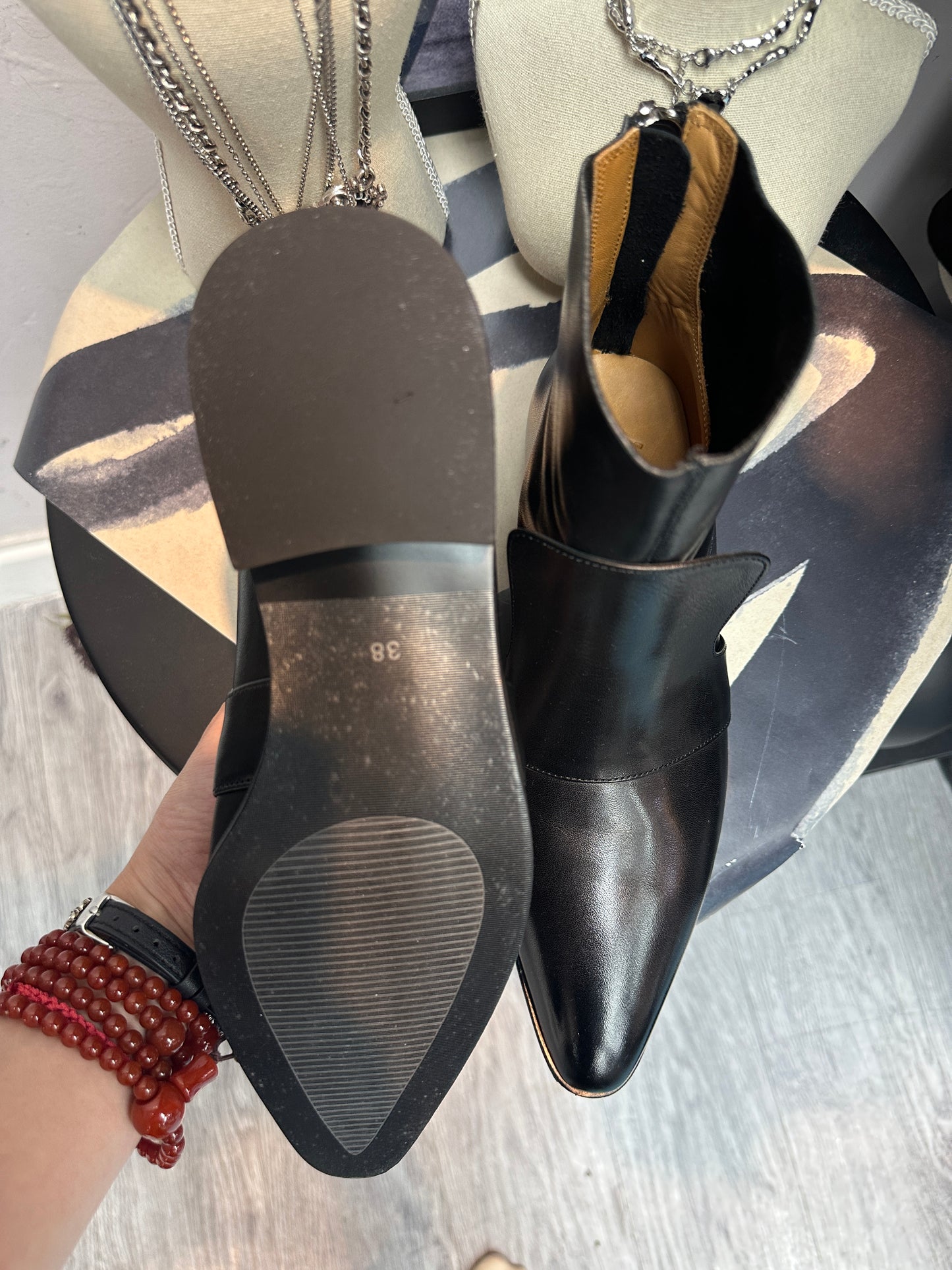 Pointy back zip short boot