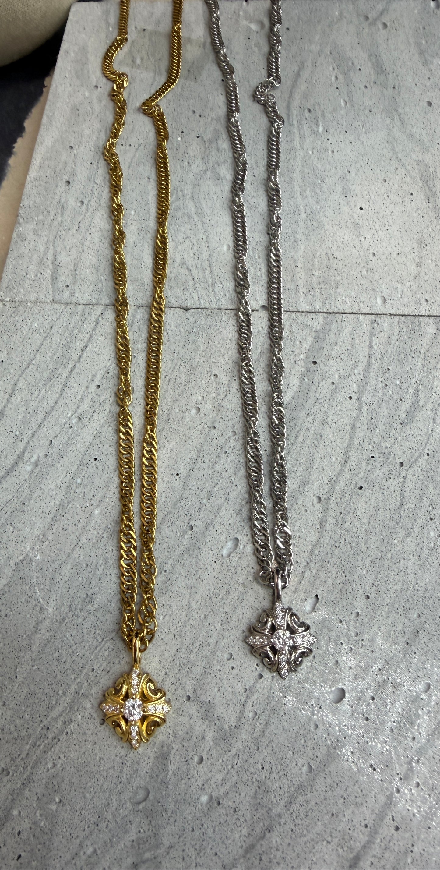 Diamond cutout pattern necklace