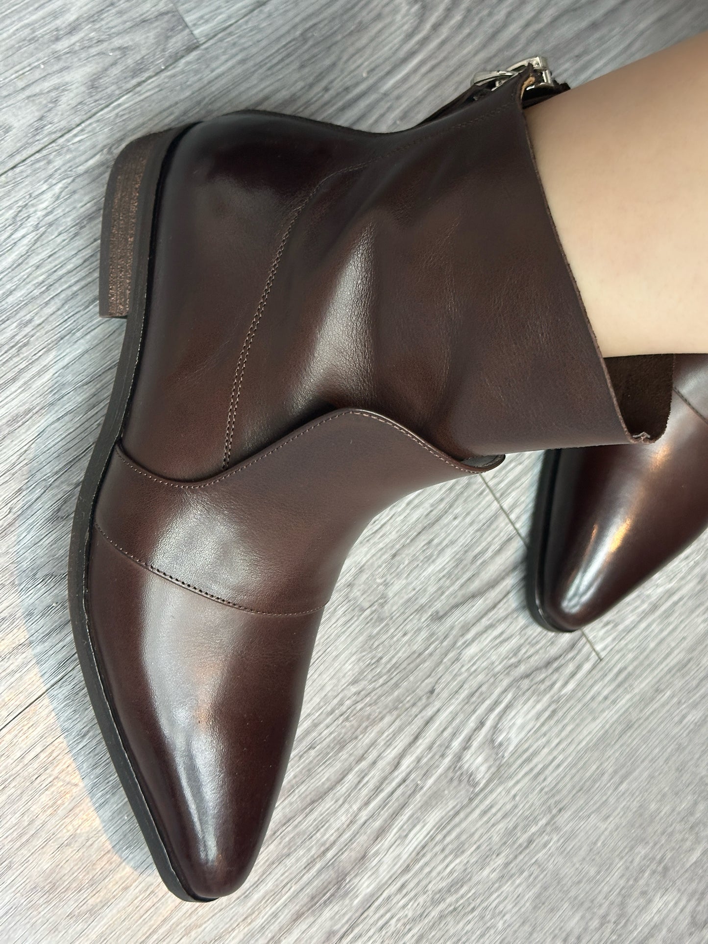 Pointy back zip short boot