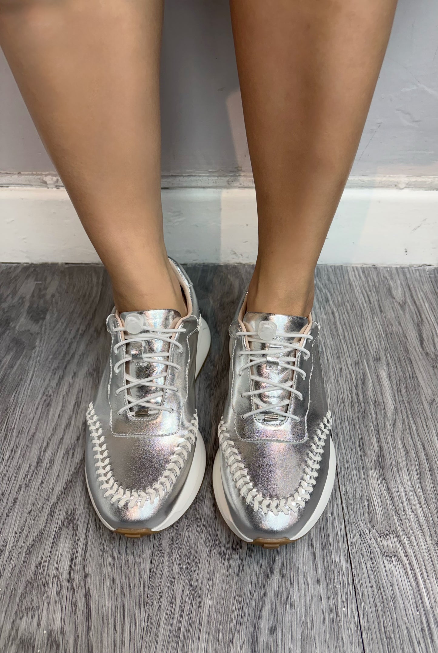 Cord stopper sneakers