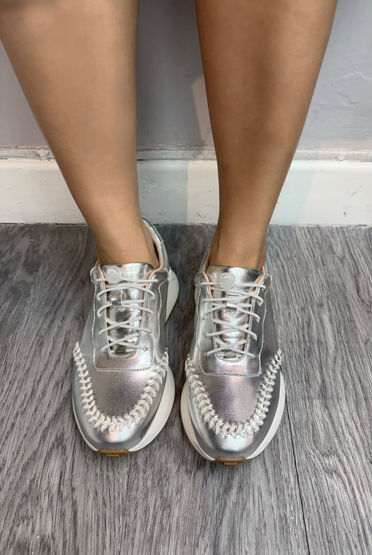 Cord stopper sneakers