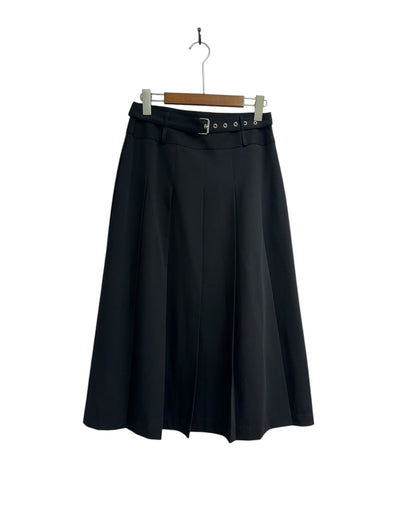 pleated skirt