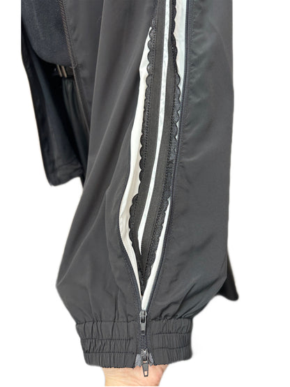 Zip sleeves windbreaker