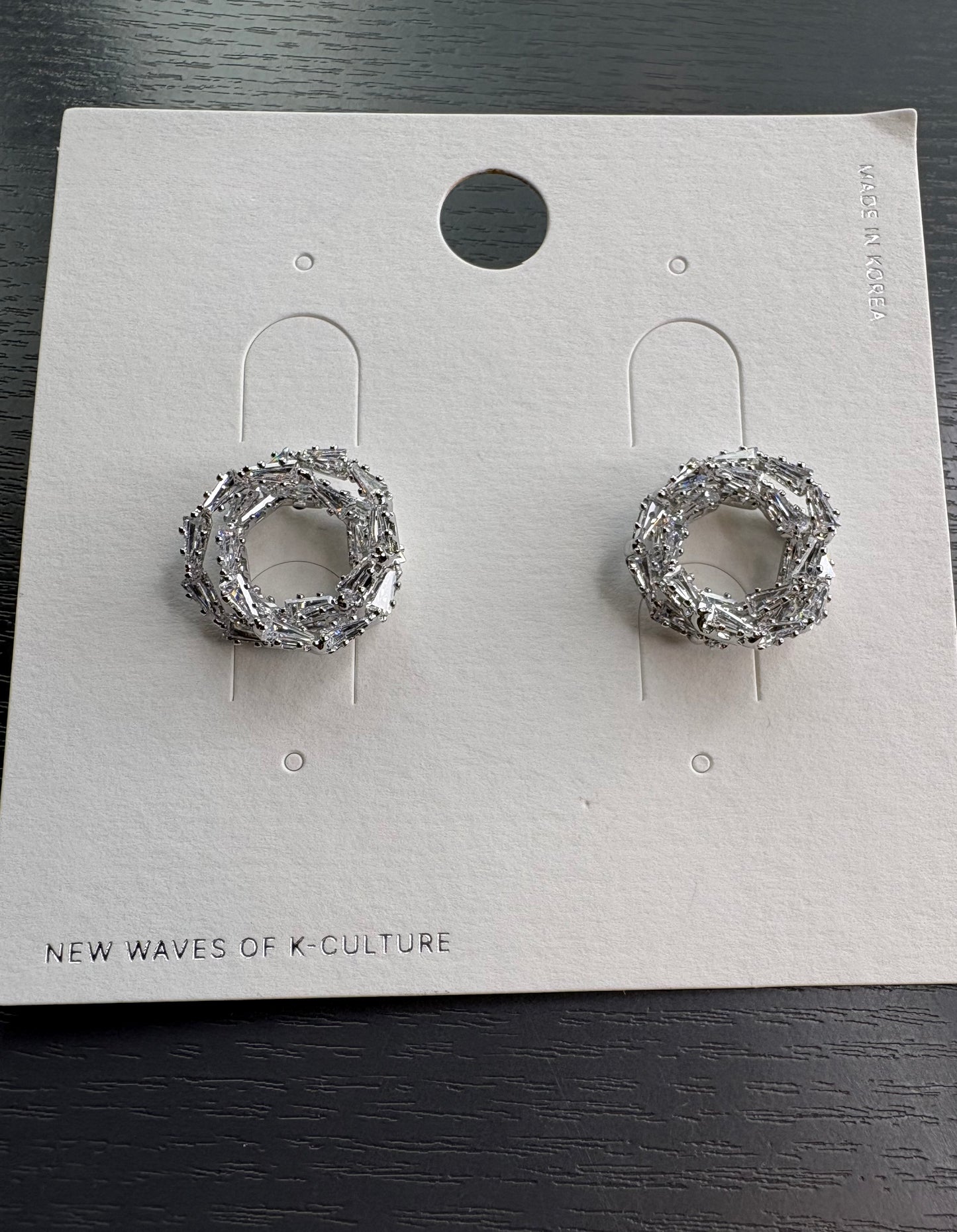 Round pendant earrings