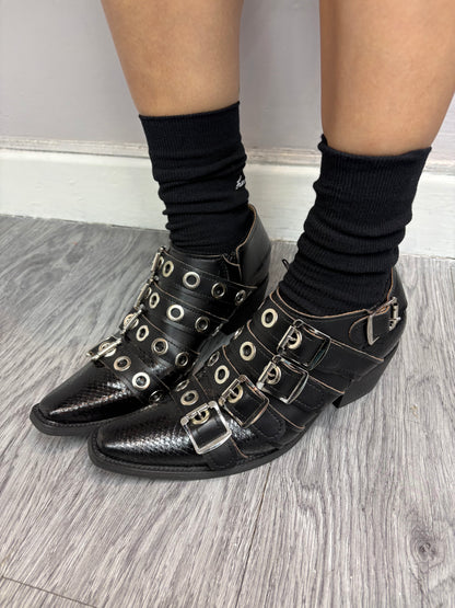 Eyelet X buckles pointy leather shoes