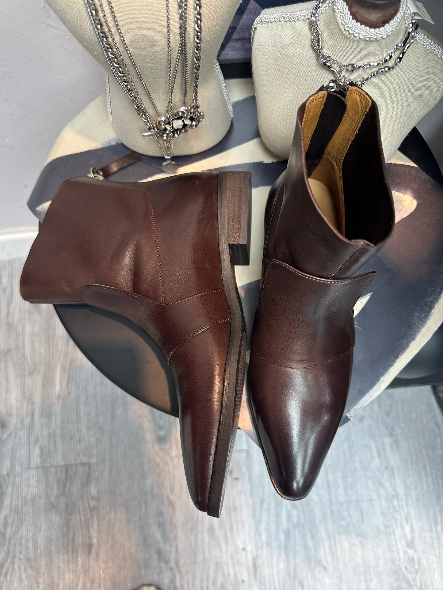 Pointy back zip short boot