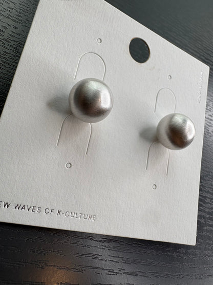 Cat‘s-eye effect earrings