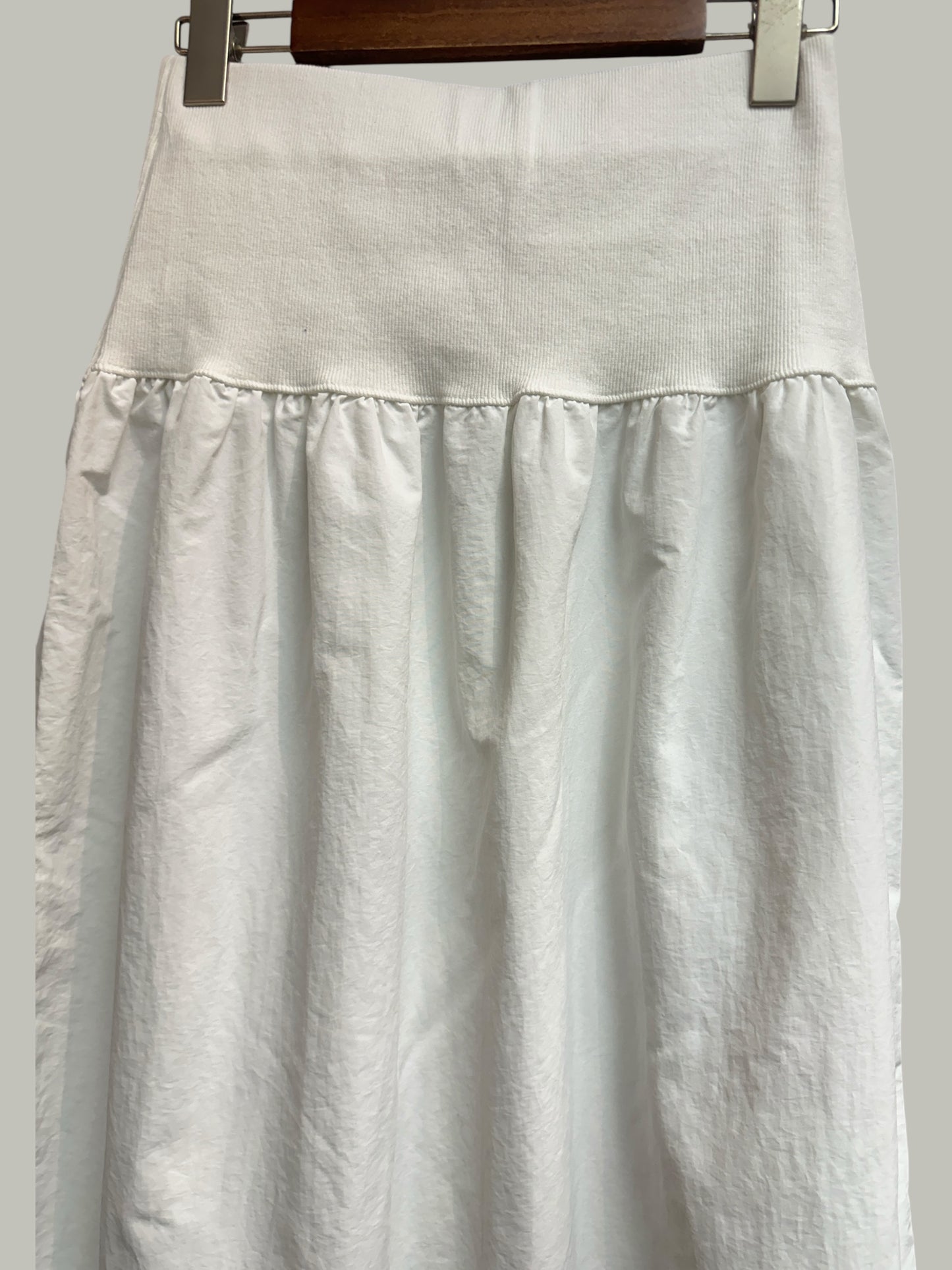 Wide elastic skirt