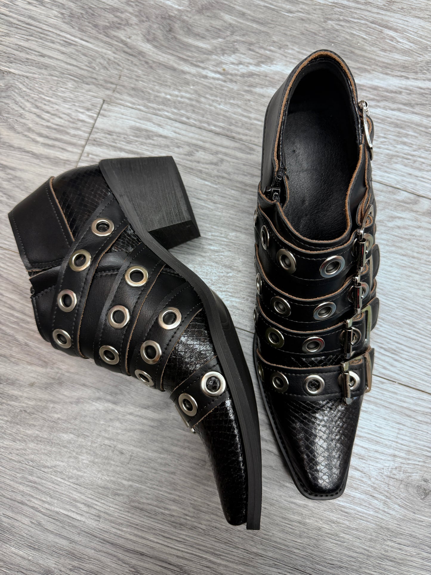 (-30%)Eyelet X buckle end point shoes