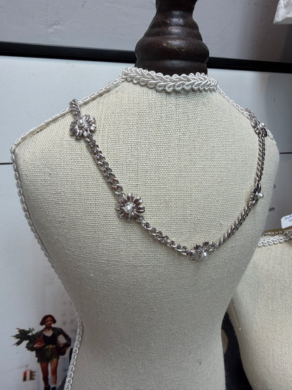 Daisy mini pearl necklace