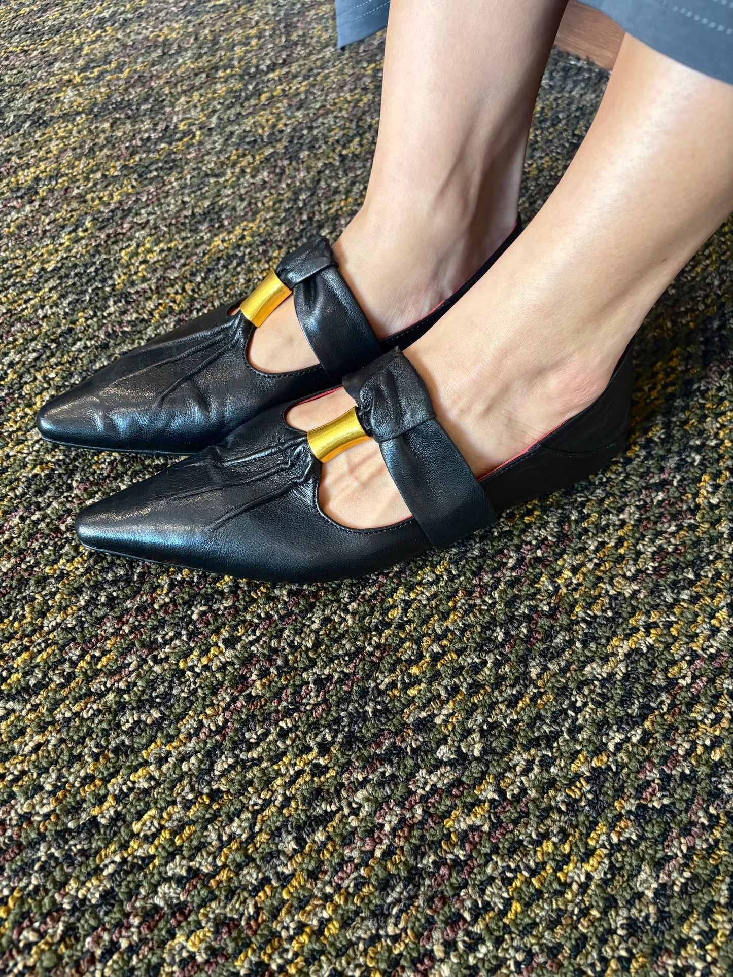Lambskin gold bukle pointed shoes