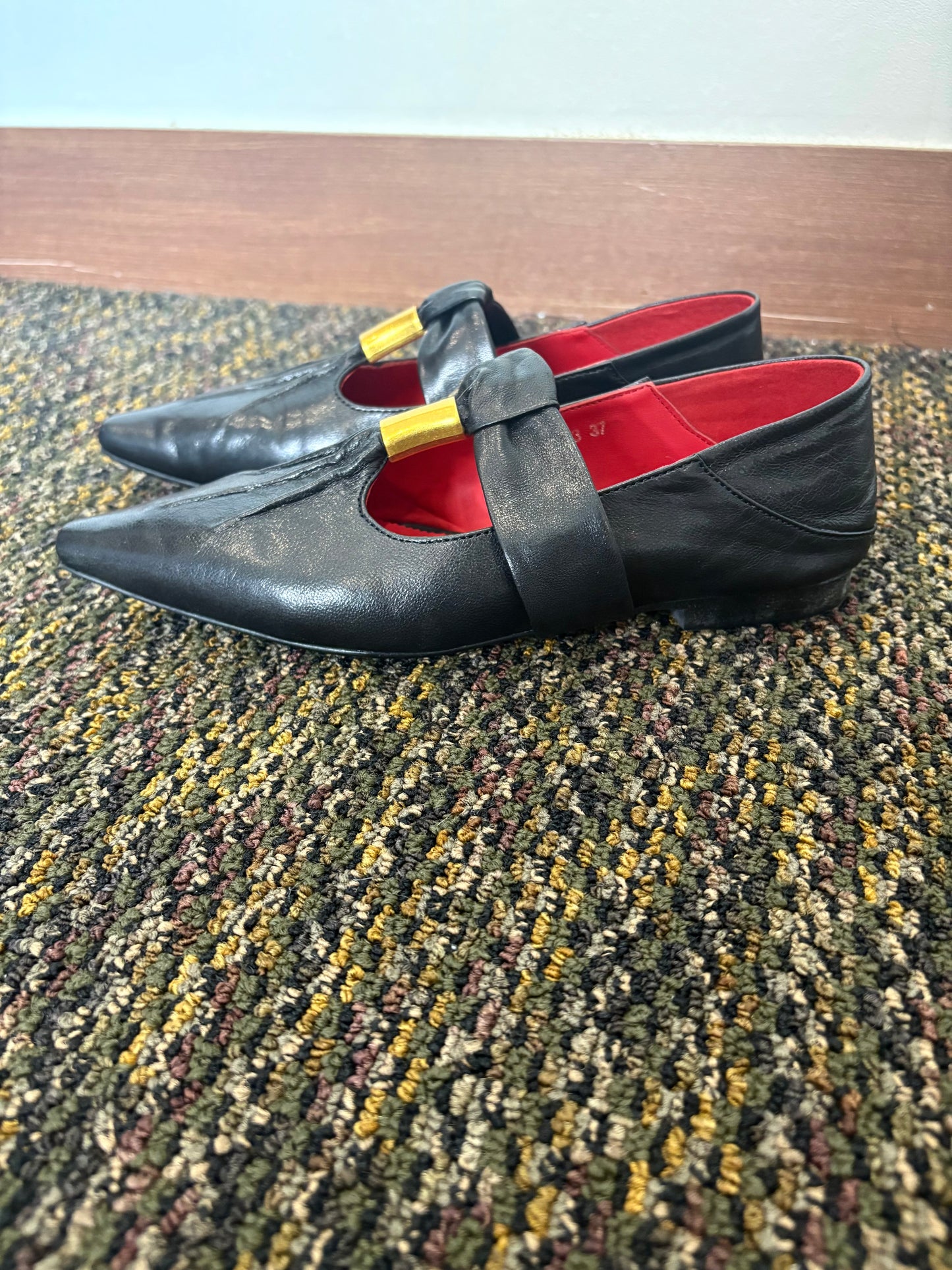 Lambskin gold bukle pointed shoes