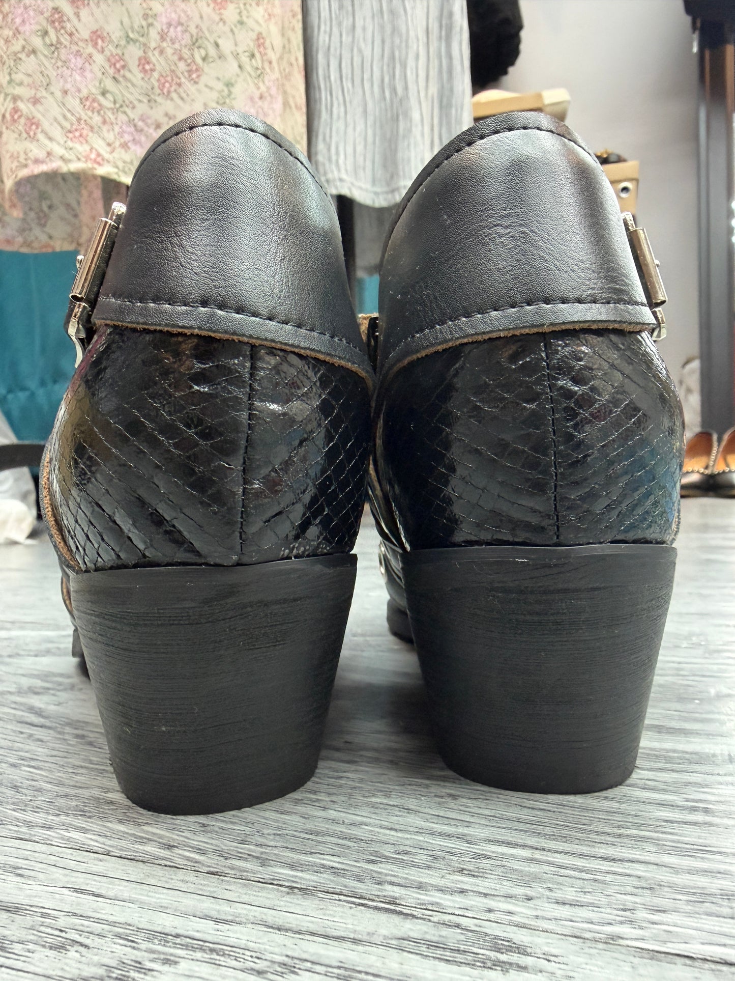 (-30%)Eyelet X buckle end point shoes