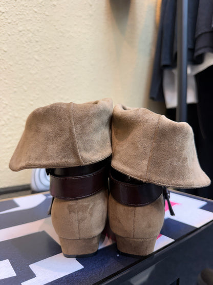 End point suede ankle boot