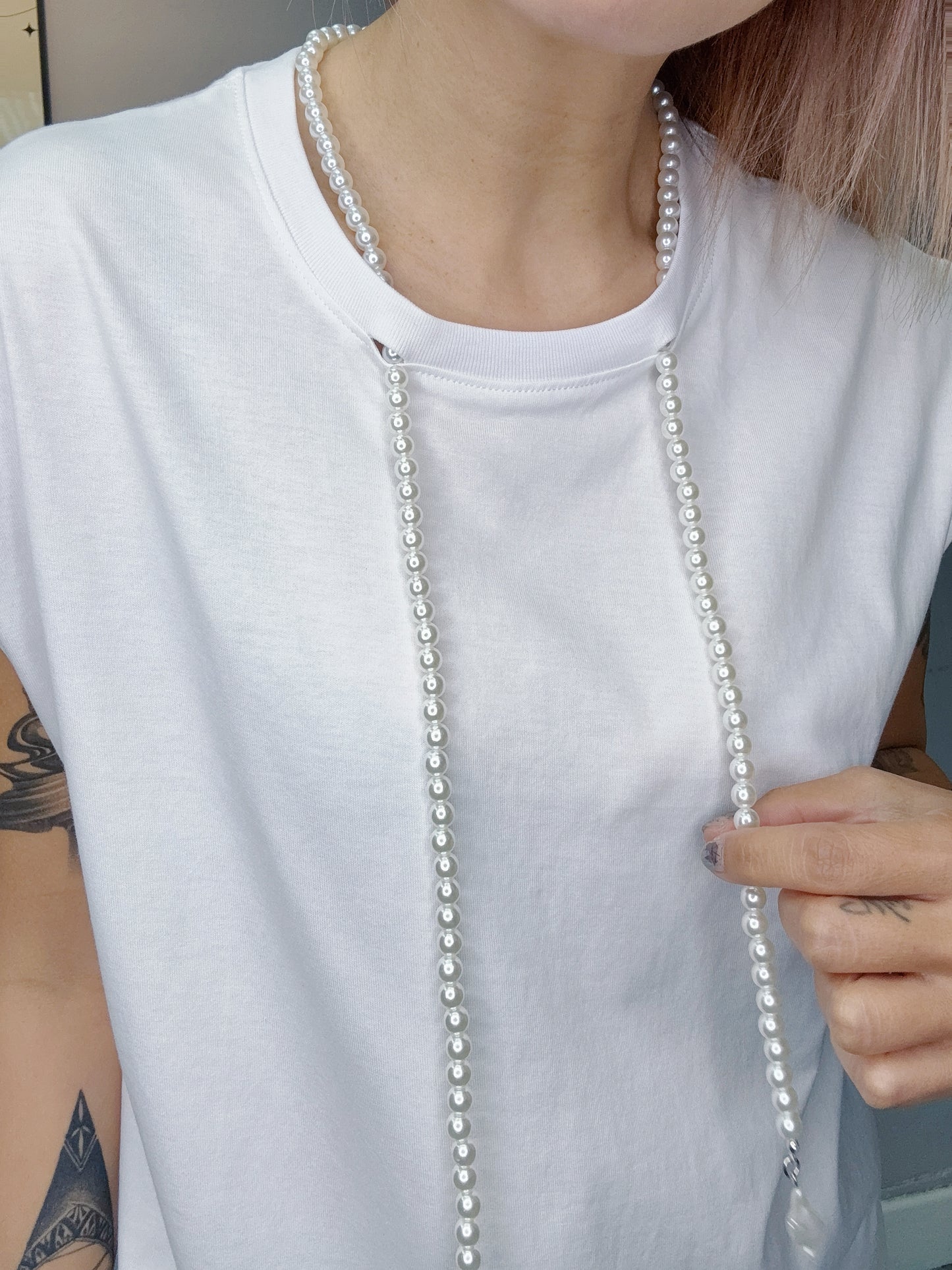 With pearl necklace tee #00624