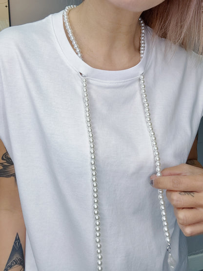 With pearl necklace tee #00624