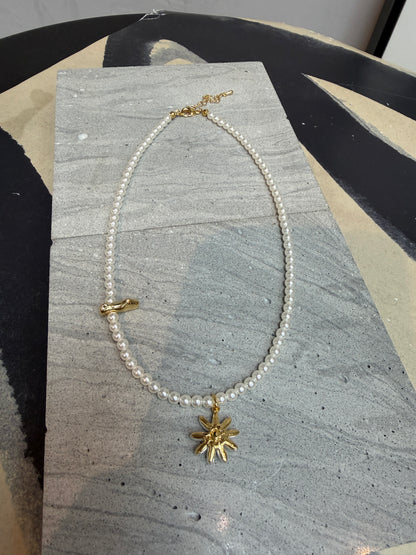 Mini pearl daisy necklace