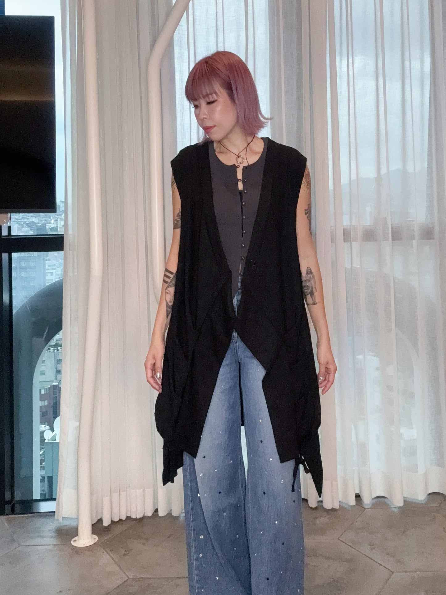 Deep V sleeveless outer #00813