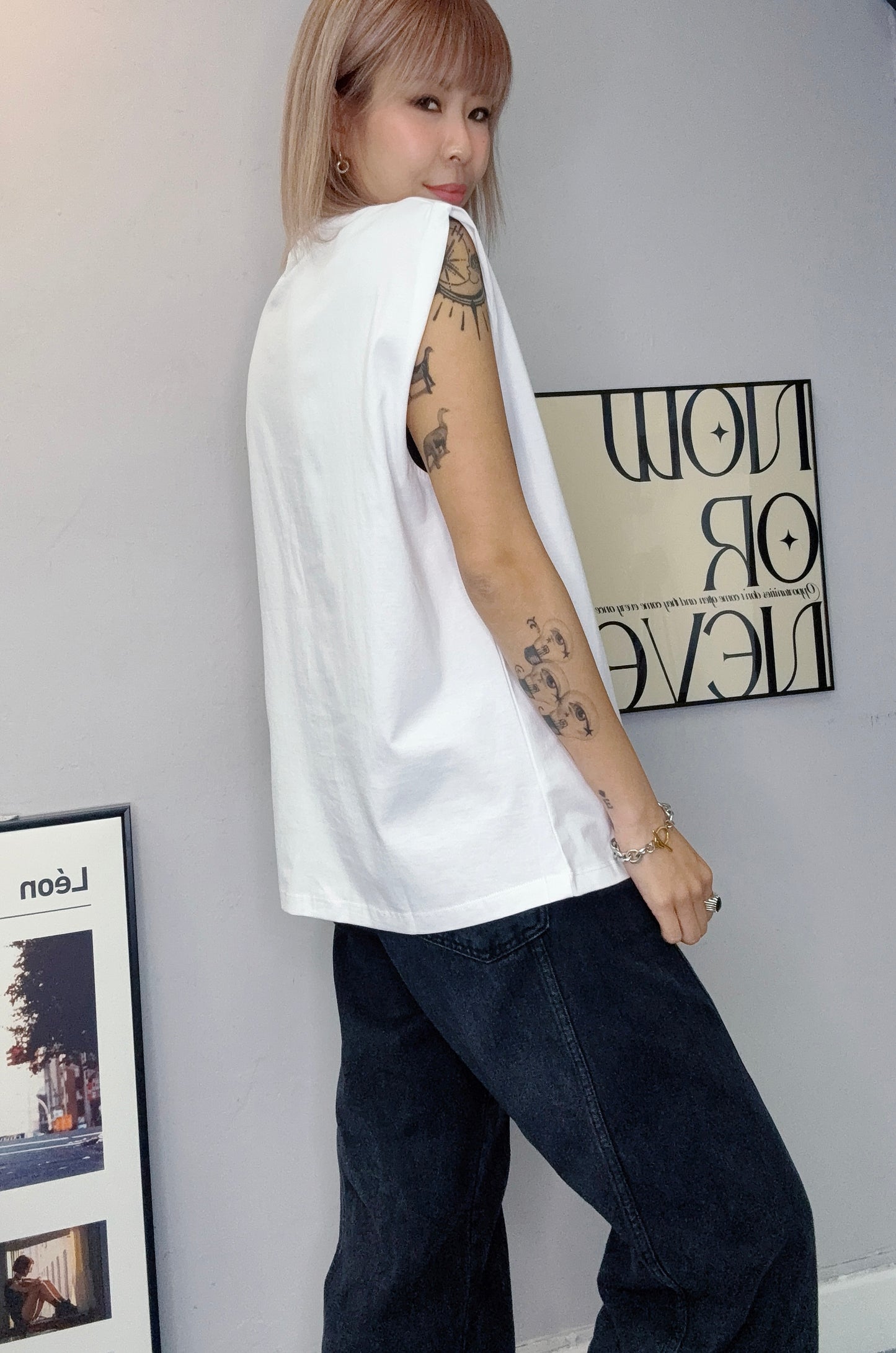 With pearl necklace tee #00624