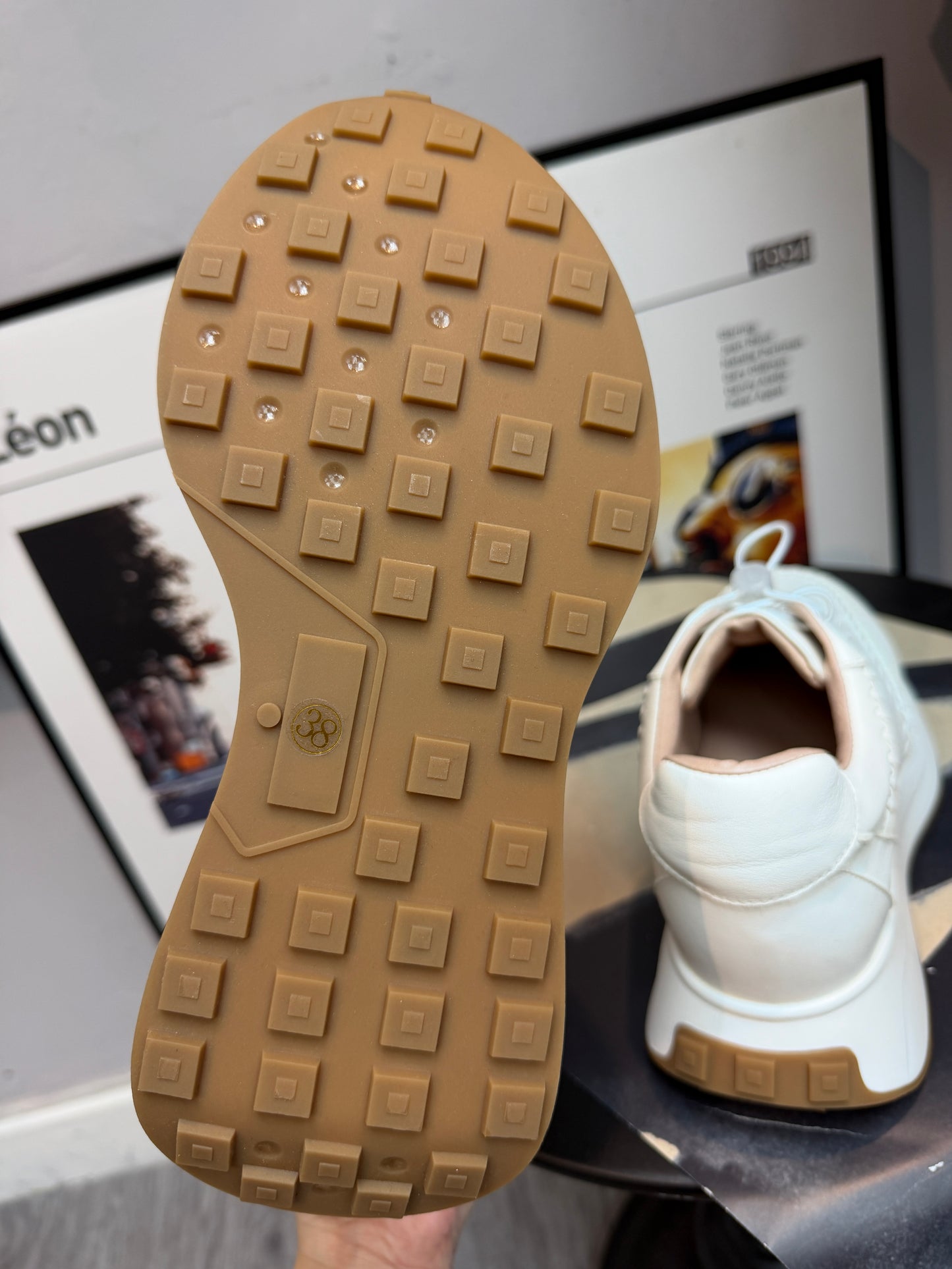 Cord stopper sneakers
