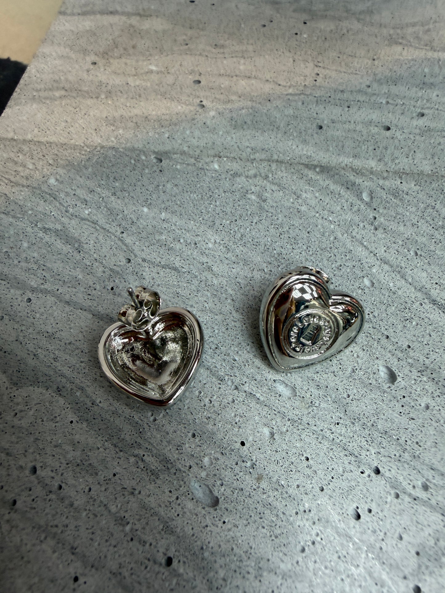 Heart shaped carved pattern earrings