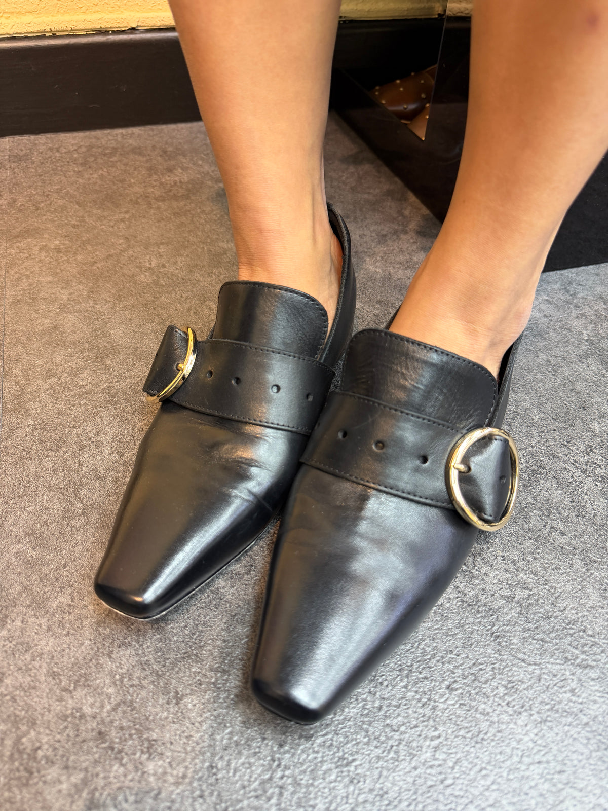 End point circle hook heel lift loafer