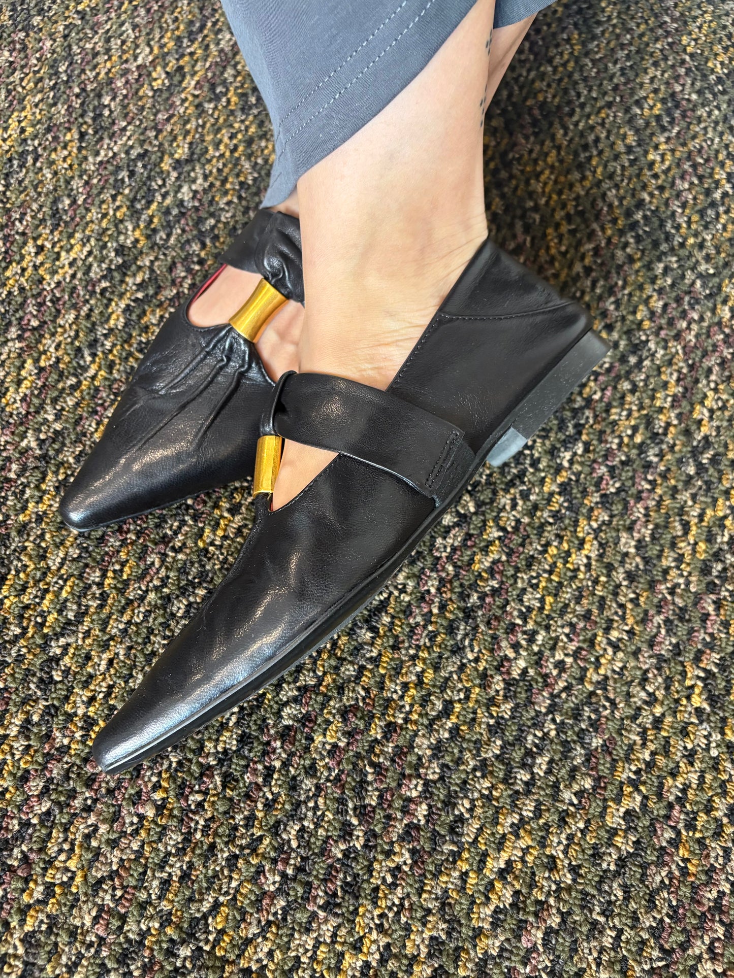 Lambskin gold bukle pointed shoes