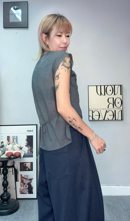 Front pleated sleeveless shirt #00681