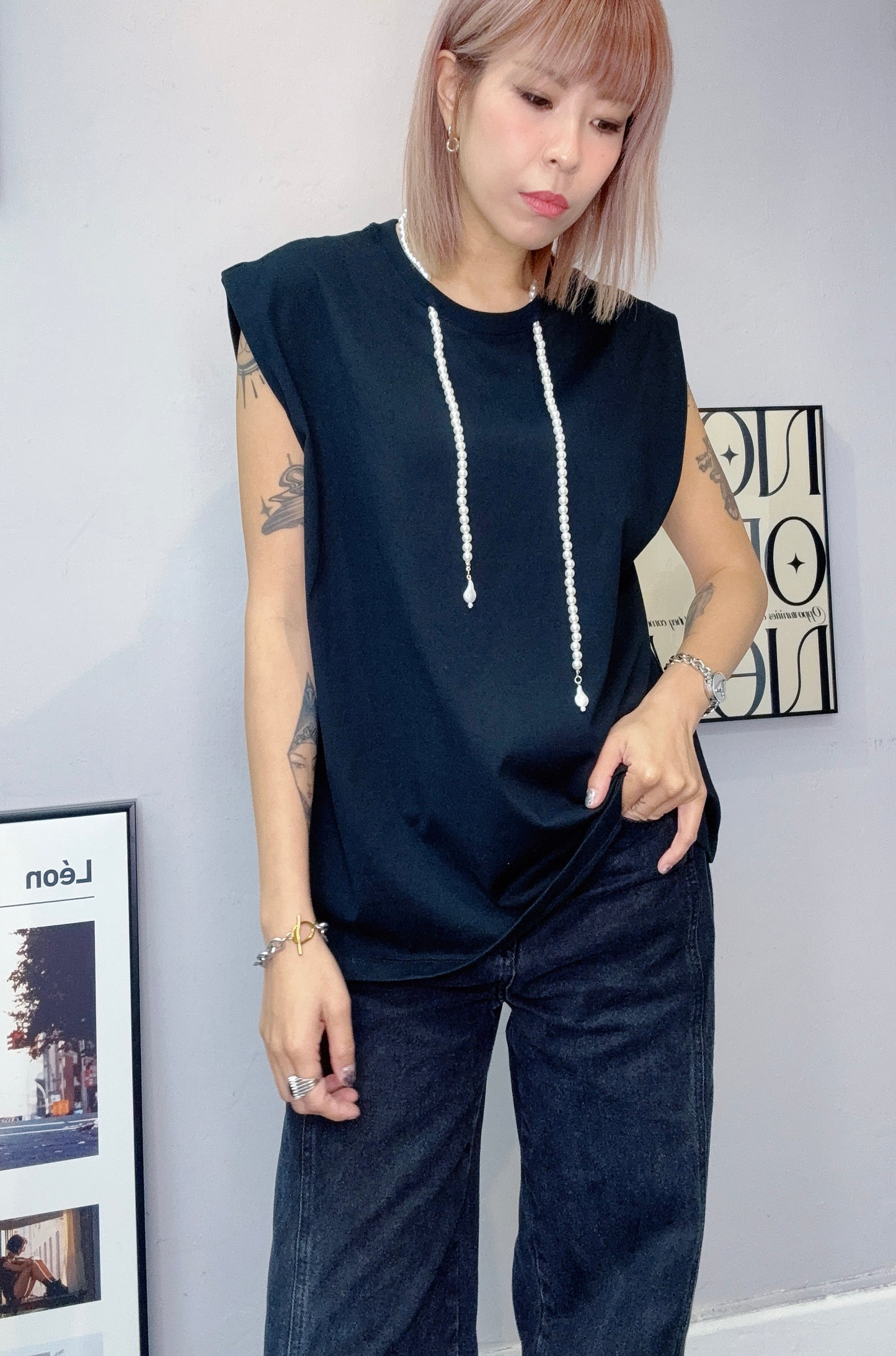With pearl necklace tee #00624