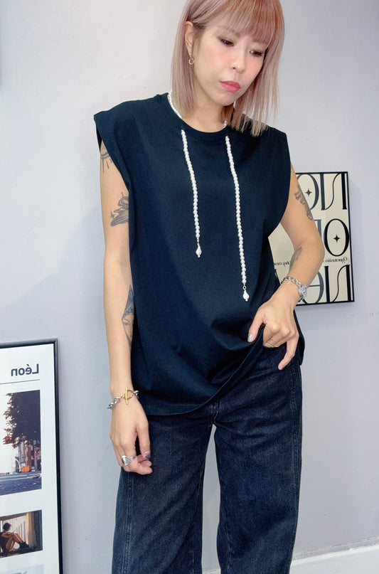 With pearl necklace tee #00624