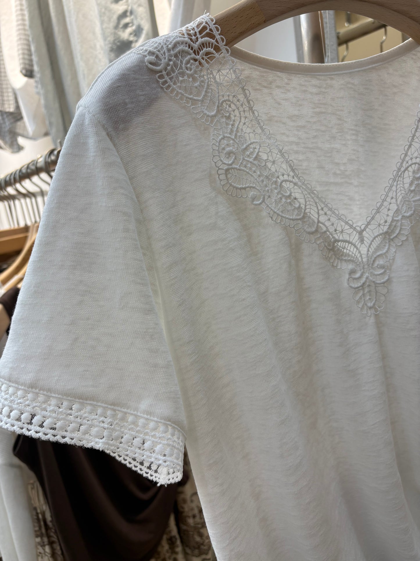 Embroidery v neck tee #00802