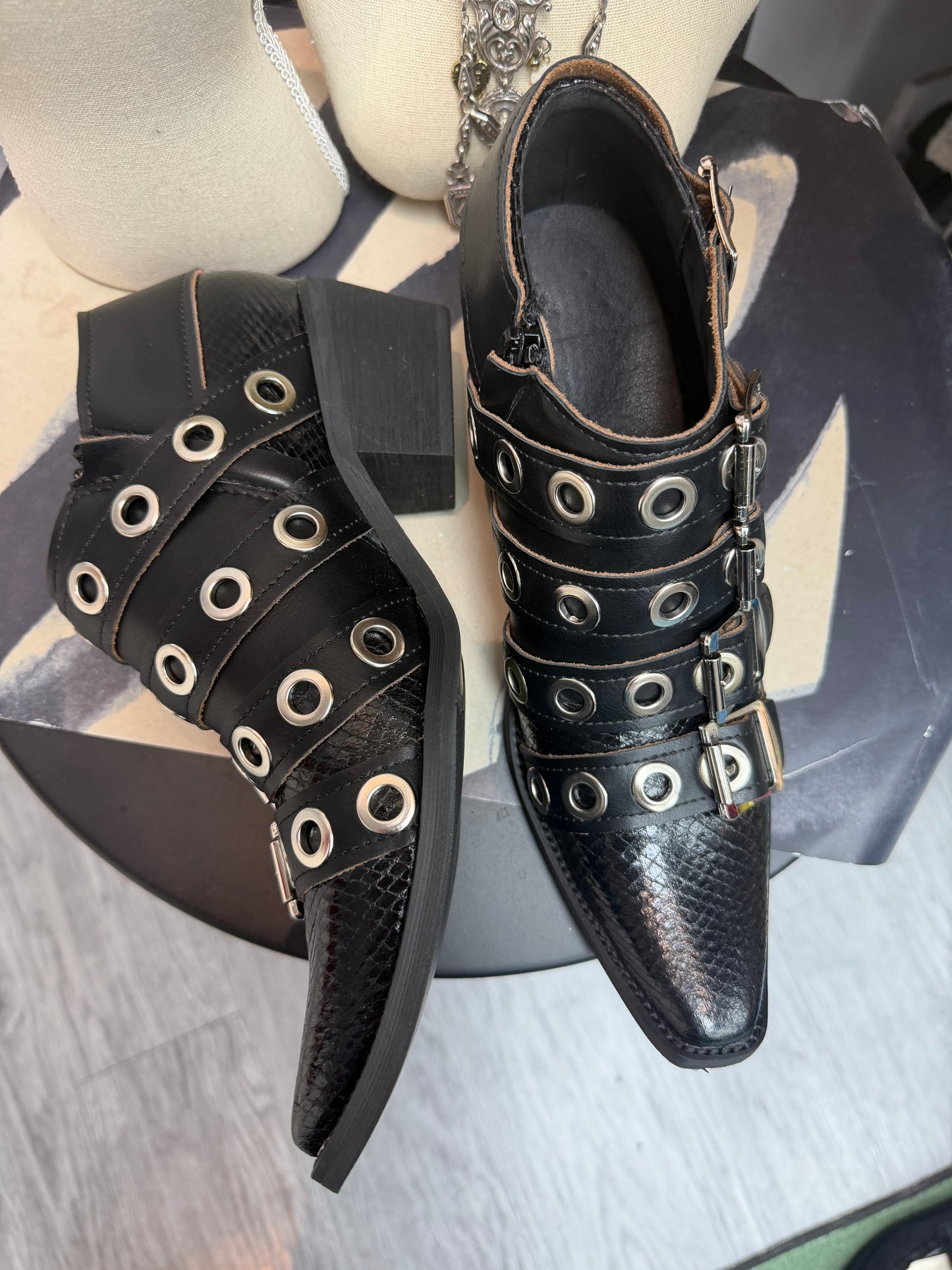Eyelet X buckles pointy leather shoes