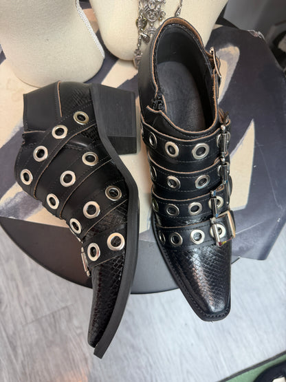 Eyelet X buckles pointy leather shoes