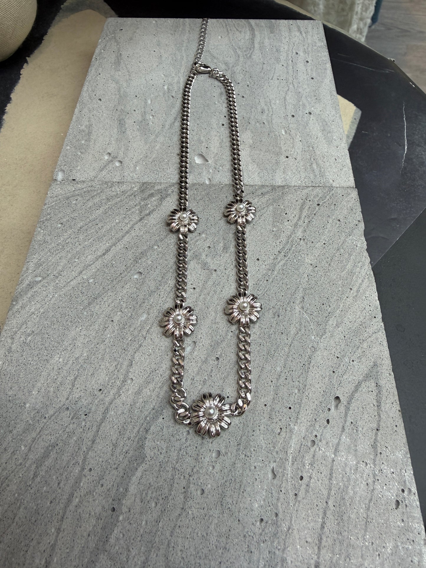Daisy mini pearl necklace