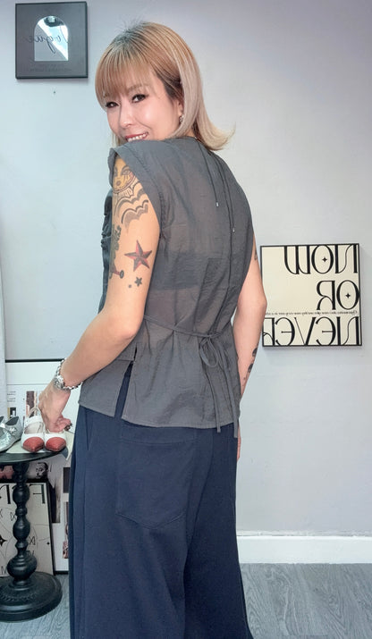 Front pleated sleeveless shirt #00681