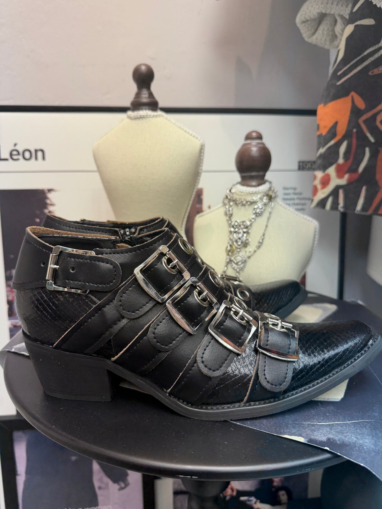 Eyelet X buckles pointy leather shoes