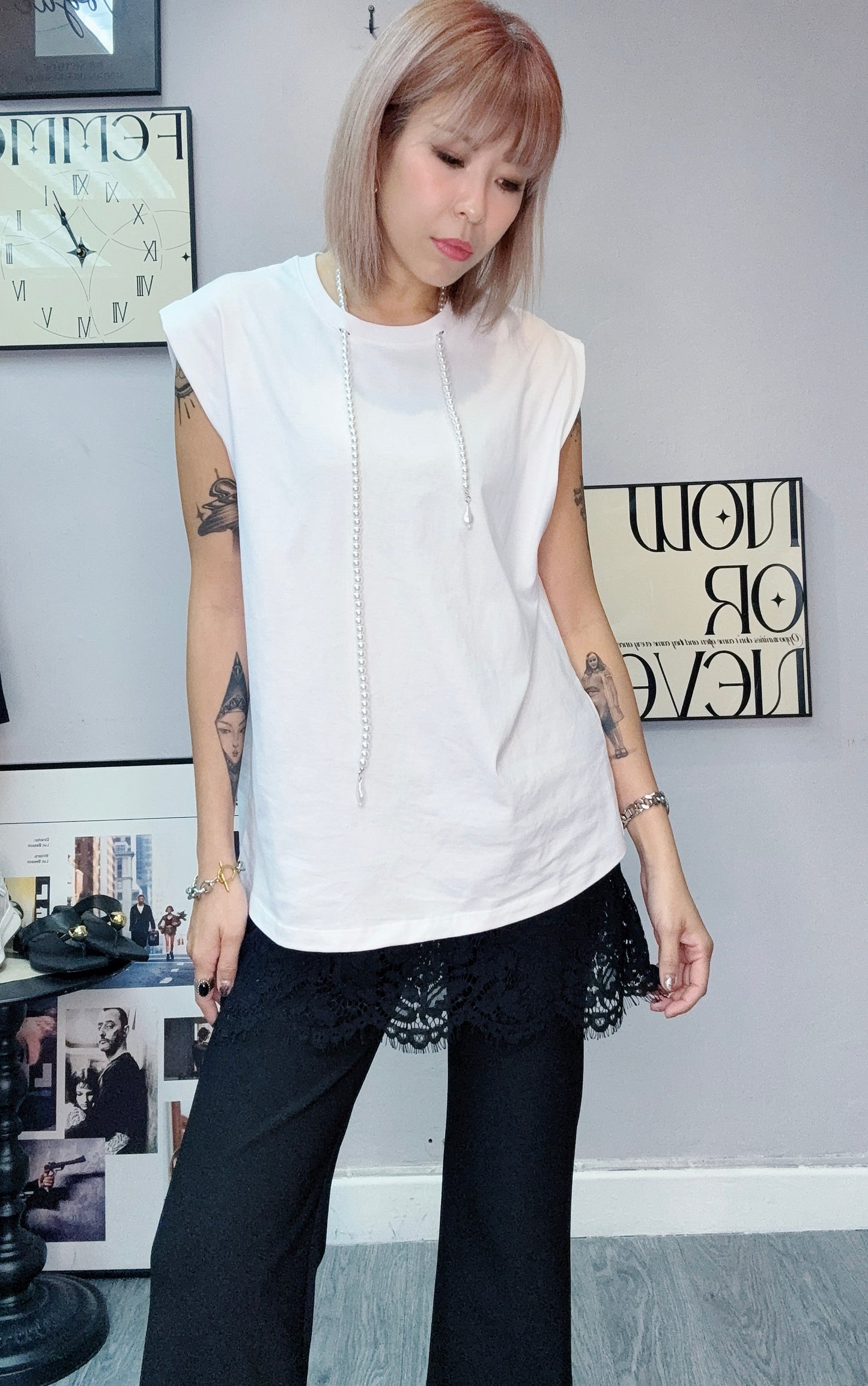 With pearl necklace tee #00624