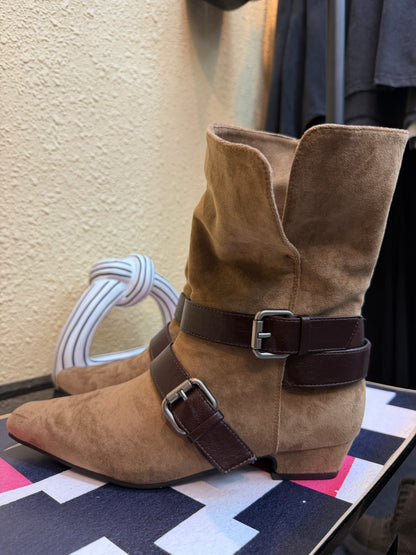 End point suede ankle boot