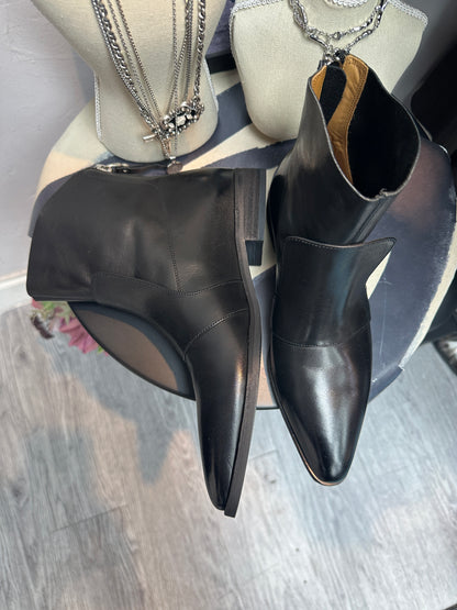 Pointy back zip short boot