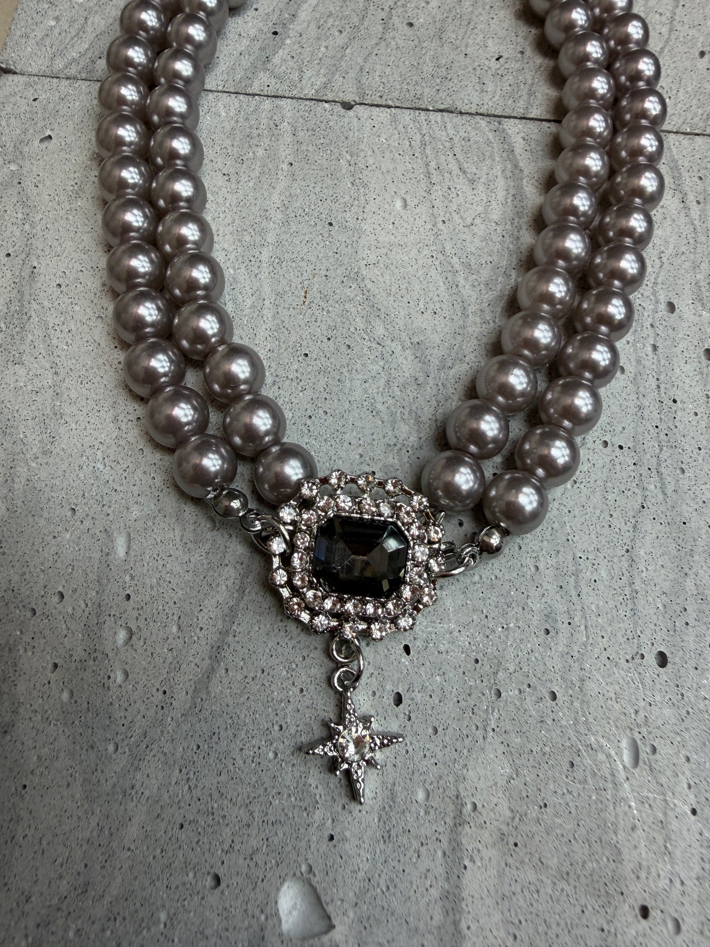 Emerald cut X pearl choker