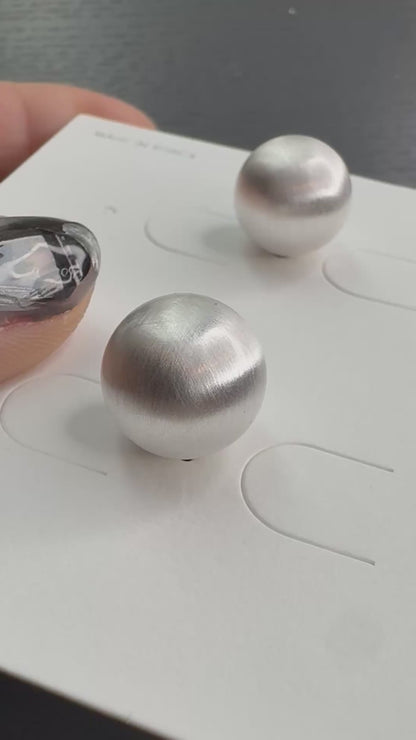 Cat‘s-eye effect earrings